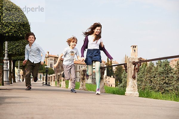 Junge Jungen und ältere Schwester im Park  Provinz Venedig  Italien