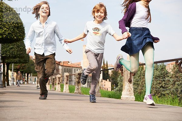 Schwester und jüngere Brüder im Park  Provinz Venedig  Italien