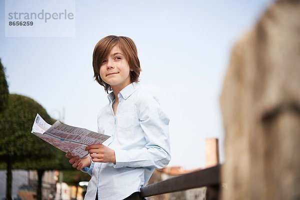 Junge auf der Karte im Park  Provinz Venedig  Italien