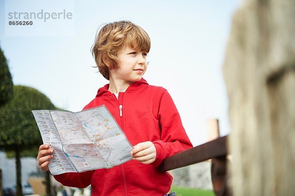 Junge mit Karte im Park  Provinz Venedig  Italien