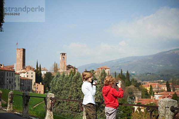 Junge Brüder fotografieren aus dem Park  Provinz Venedig  Italien