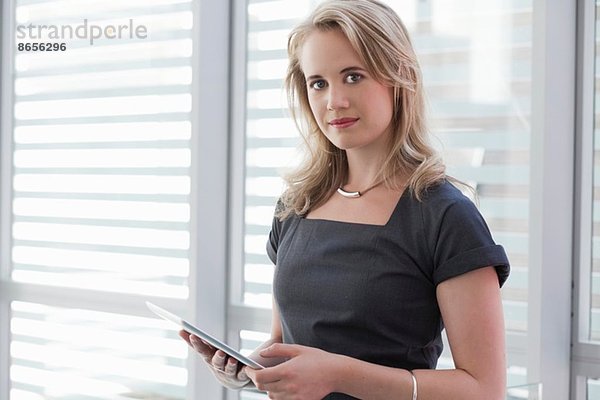 Porträt einer jungen Geschäftsfrau mit digitalem Tablett