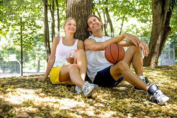 Basketball-Paar macht Pause im Park