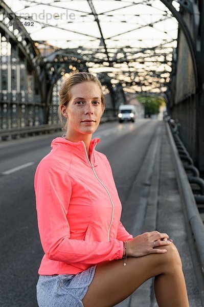 Portrait der jungen Läuferin auf der Brücke