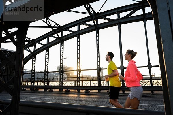Junge Läuferinnen und Läufer über die Brücke