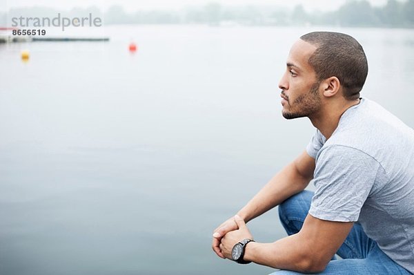 Porträt eines jungen Mannes am See