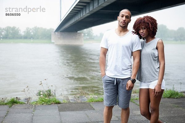 Porträt eines jungen Paares bei Brücke  Düsseldorf  Deutschland