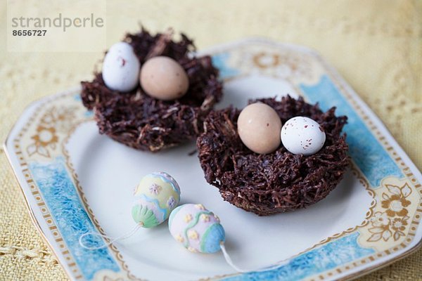 Stilleben von Schokoladen-Ostereiern in Schokoladennestern