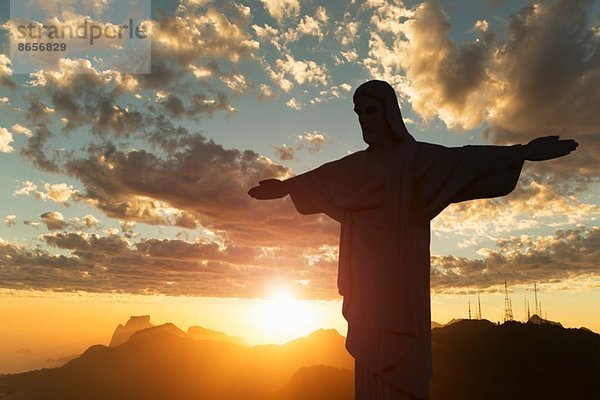 Silhouette bei Sonnenuntergang der Christusstatue  Rio De Janeiro  Brasilien