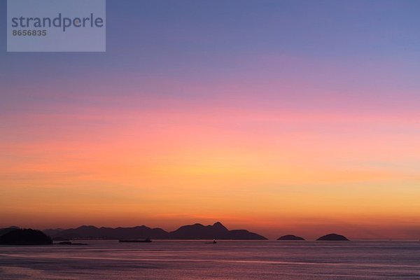 Blick vom Copacabana Strand bei Sonnenaufgang Rio De Janeiro  Brasilien