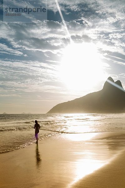 Silhouette der Frau am Strand von Ipanema  Rio De Janeiro  Brasilien