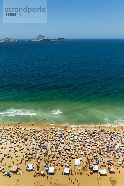 Ipanema Strand und Urlaubsmassen  Rio De Janeiro  Brasilien