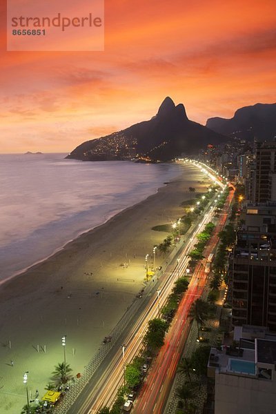 Blick auf den Strand von Ipanema bei Nacht  Rio De Janeiro  Brasilien