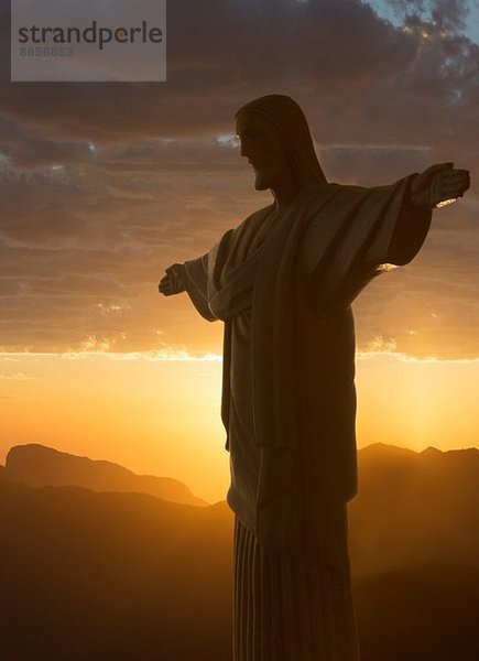 Christus der Erlöser bei Sonnenuntergang  Rio De Janeiro  Brasilien