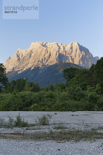 Zugspitze und Schneefernerkopf  Wettersteingebirge  von Ehrwald  Tirol  Österreich