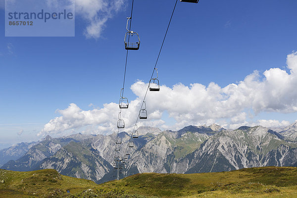 Obermooslift im Skigebiet Sonnenkopf  Verwall  hinten das Lechquellengebirge  Vorarlberg  Österreich