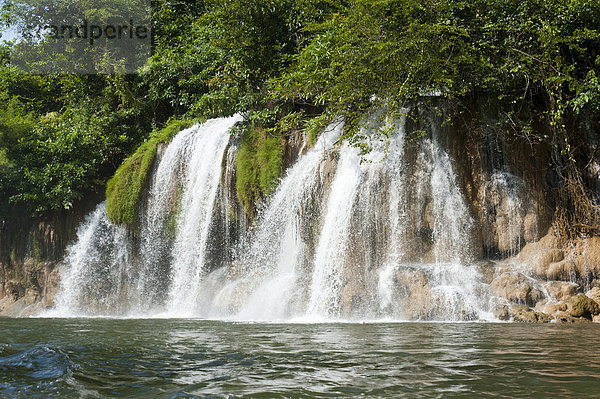 Sai Yok Yai Wasserfall im Dschungel  Urwald  Nationalpark Sai Yok  Provinz Kanchanaburi  Zentral-Thailand  Thailand
