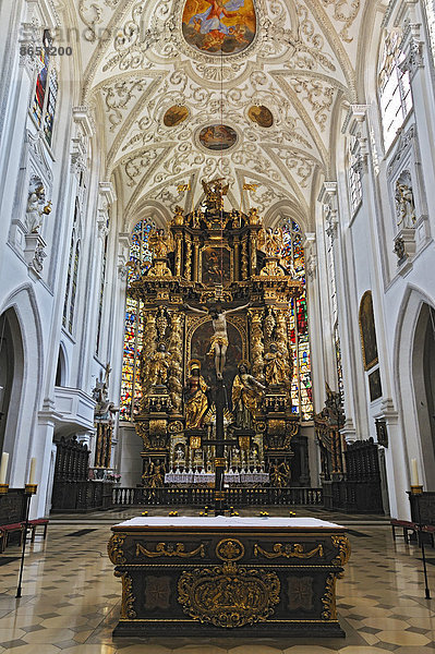 Hauptaltar  Stadtpfarrkirche Mariä Himmelfahrt  1466 eingeweiht  Landsberg am Lech  Bayern  Deutschland
