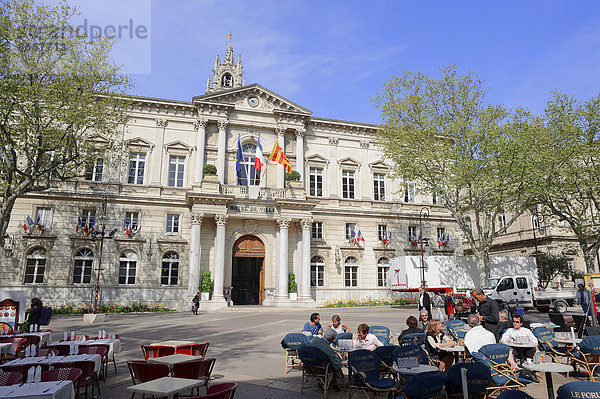 Rathaus und Straßencafe  Avignon  Vaucluse  Provence-Alpes-Cote d'Azur  Südfrankreich  Frankreich