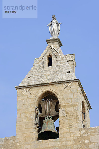 Glockenturm der Kirche von Saint-Andiol  Bouches-du-Rhone  Provence-Alpes-Cote d'Azur  Südfrankreich  Frankreich