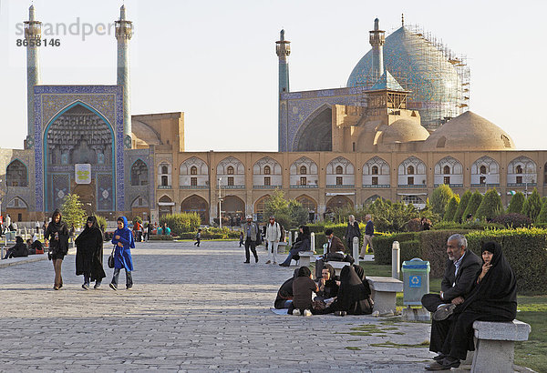 Menschen auf dem Imam-Platz vor der Imam-Moschee  Isfahan  Provinz Isfahan  Persien  Iran