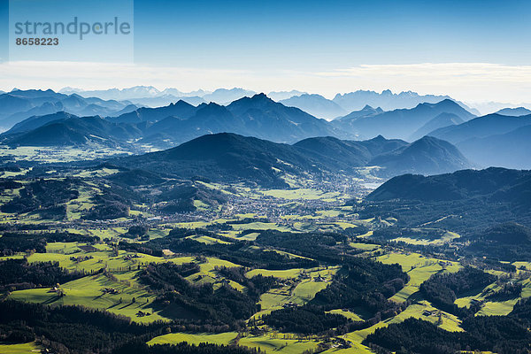 Luftaufnahme  Wiesen  Wald und Alpen  bei Tegernsee  Oberbayern  Bayern  Deutschland
