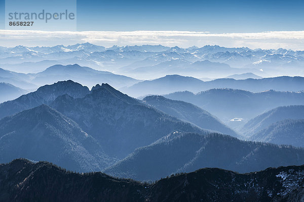 Luftaufnahme  die Alpen zwischen Tegernsee und Garmisch-Partenkirchen  Blickrichtung nach Süden  Oberbayern  Bayern  Deutschland