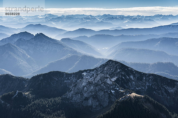 Luftaufnahme  die Alpen zwischen Tegernsee und Garmisch-Partenkirchen  Blickrichtung nach Süden  Oberbayern  Bayern  Deutschland