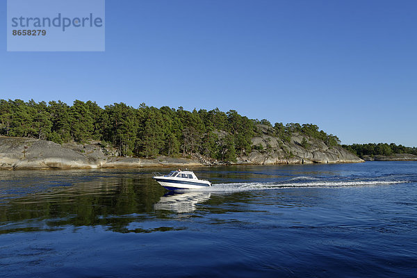 Motorboot vor der Insel Soder Langjolm  von Finnhamn aus  mittlerer Stockholmer Schärengarten  Stockholm  Schweden