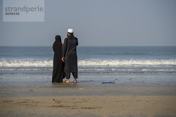 Ein muslimisches Paar steht am Strand Juhu Beach  Mumbai  Maharashtra  Indien