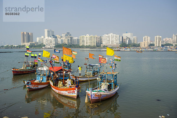 Ausblick auf die Skyline der Vorstadt Churchgate über die Back Bay mit einigen Fischerbooten  Mumbai  Maharashtra  Indien