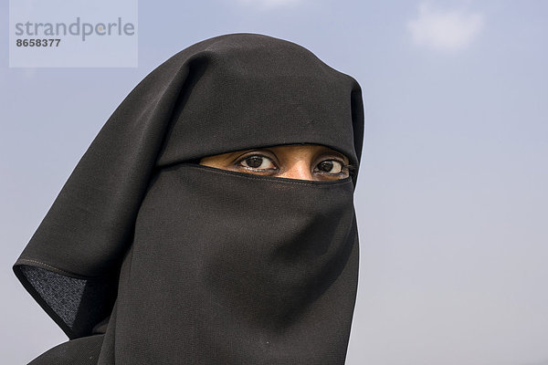 Porträt einer muslimischen Frau im traditionellen schwarzen Tschador  Mumbai  Maharashtra  Indien