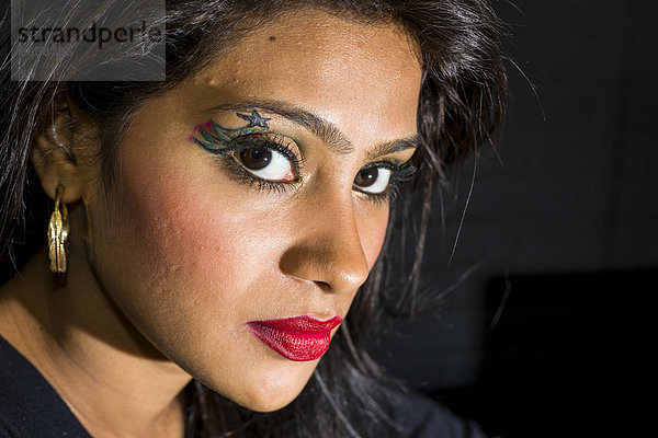 Junge Frau mit ausgefallenem Augen-Make-up  Portrait  Mumbai  Maharashtra  Indien