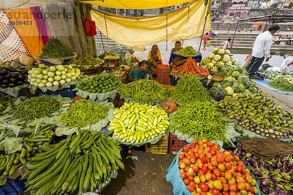 Gemüsestand auf dem wöchentlichen Gemüsemarkt  Nasik  Maharashtra  Indien