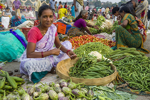 Eine Frau verkauft Gemüse auf dem wöchentlichen Gemüsemarkt  Nasik  Maharashtra  Indien