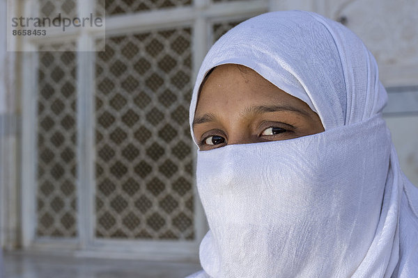 Porträt einer jungen  verschleierten  muslimischen Frau beim Besuch des Grabmals Bibi Ka Maqbara  Aurangabad  Maharashtra  Indien