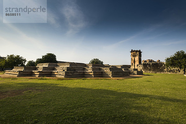 Fundament des Queen's Palace  Ruinen der Stadt Vijayanagara  UNESCO-Weltkulturerbe  Hampi  Karnataka  Indien