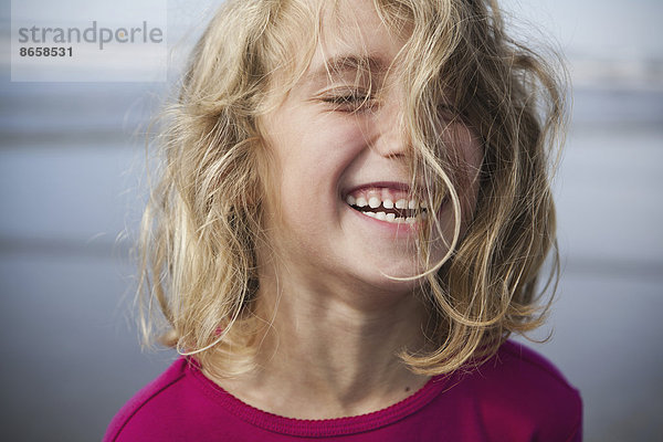 Ein lachendes sechsjähriges Mädchen. Ein Porträt.