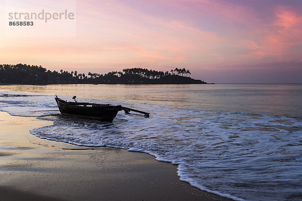 Ein altes Fischerboot am Palolem Beach  Canacona  Goa  Indien