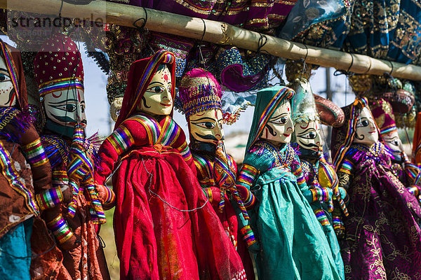 Rajasthany Marionetten zum Verkauf auf dem wöchentlichen Flohmarkt  Anjuna  Goa  Indien