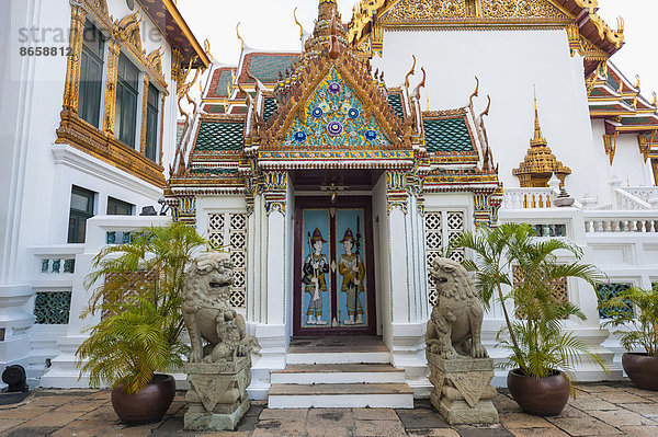 Tür mit dem Relief von antiken Wachen  Grand Palace  Bangkok  Thailand