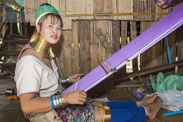 Langhals-Frau  Long Neck Karen  vom Stamm der Karen  beim Weben  Karen  Chiang Mai  Thailand