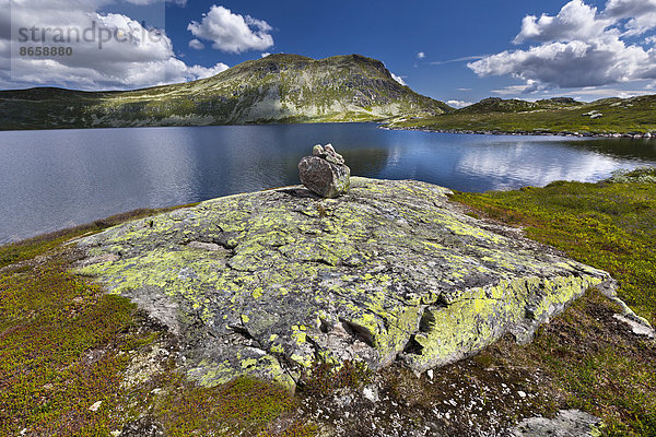 See Heddersvatn mit dem Heddersfjell  bei Rjukan  Tinn  Telemark  Norwegen