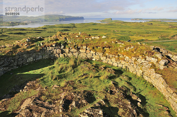 Überreste eines eisenzeitlichen Turms  eines Broch auf den Loch Bracadale  Ross  Skye and Lochaber  Skye  Schottland  Großbritannien