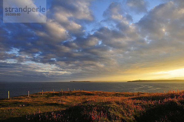 Wolkenstimmung bei Sonnenuntergang beim Hoxa Head  South Ronaldsay  Orkney  Schottland  Großbritannien