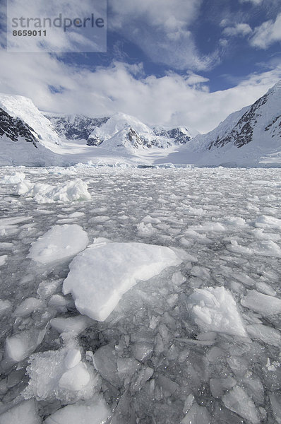 Eis am Fuße eines Gletschers in der Wilhelmina Bay  Antarktis.