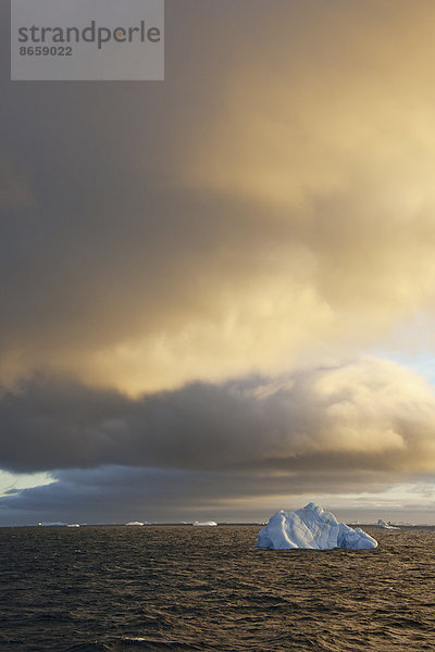 Eisberge bei Sonnenaufgang im Weddellmeer  Antarktis.