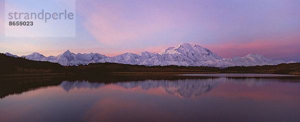 Sonnenuntergang  Mount McKinley im Denali-Nationalpark  Alaska  spiegelt sich im Reflection Pond wider.
