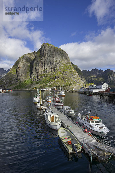 Geschützter Hafen mit Fischerbooten  Hamnøya  Lofoten  Nordland  Norwegen