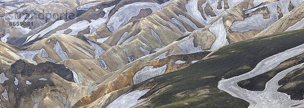 Eine Luftaufnahme des Landmannalaugar-Gebirges in Island. Rhyolith-Gebirge und ausgedehnte Lavafelder.